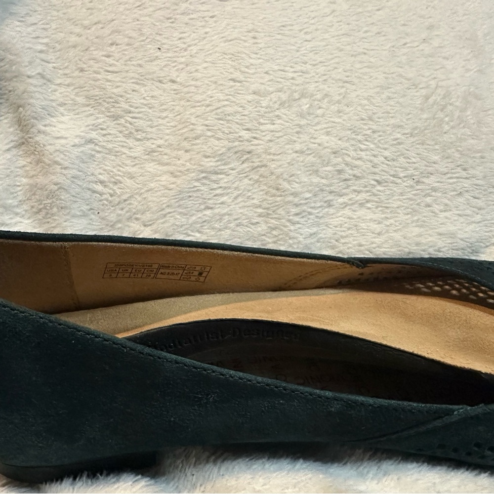 Vionic Women's Dark Green Flats (no shoe box) - Picture 6 of 9
